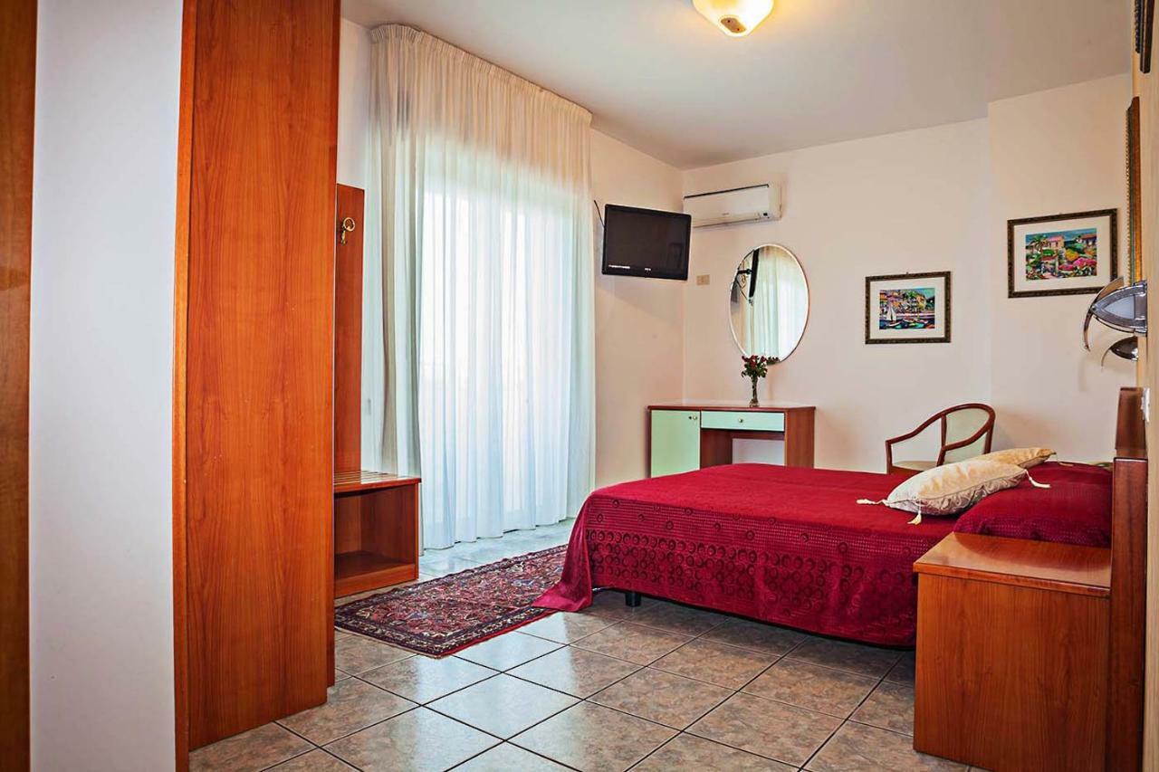 Hotel Haus Charlotte San Benedetto del Tronto Kültér fotó